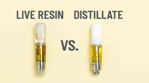 Illustration showing the pros and cons of live resin carts and distillate carts.